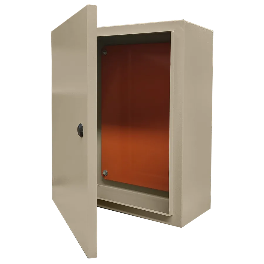 Quadro de comando Águia Global com porta aberta e placa de montagem laranja
