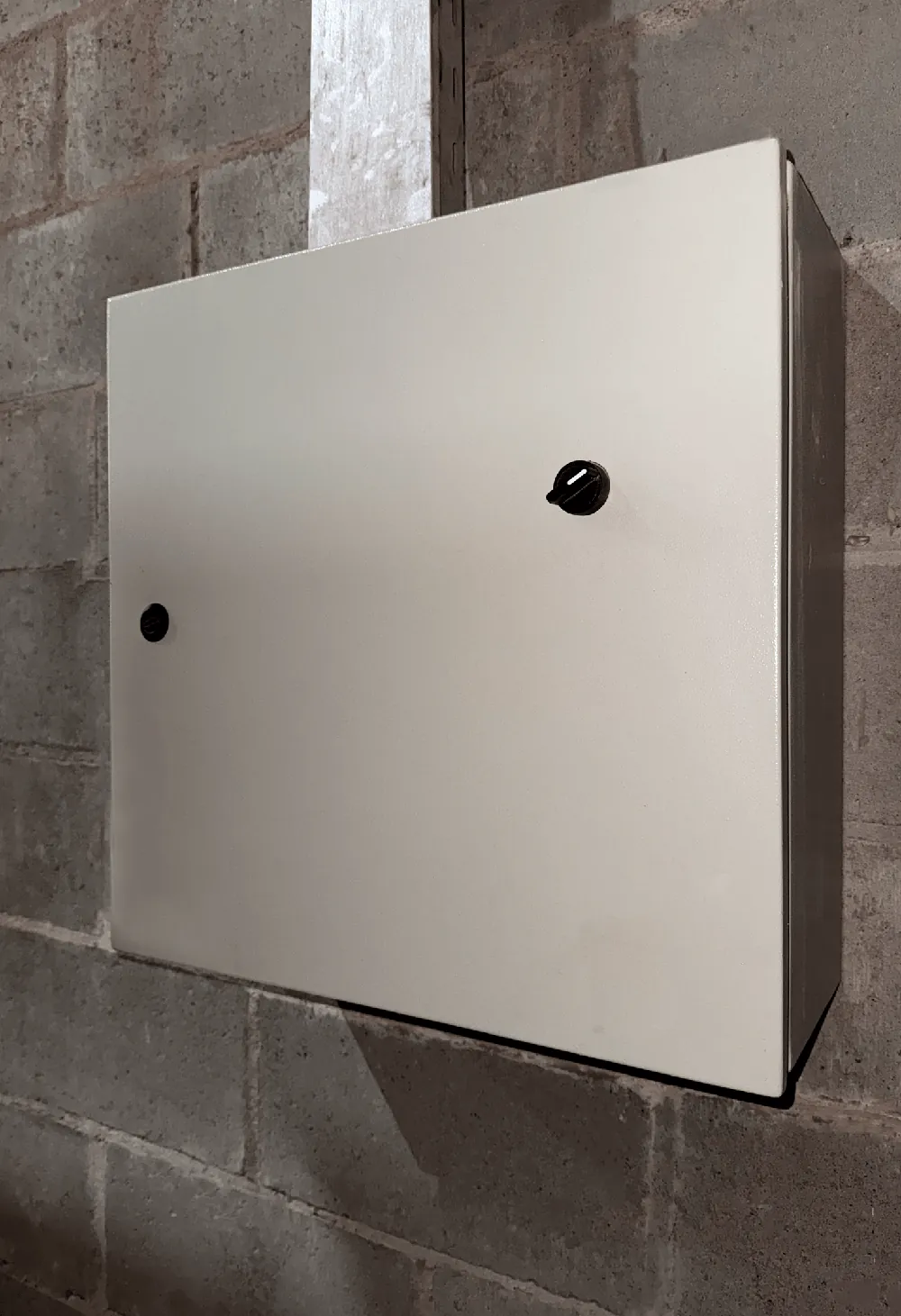 Quadro de comando Águia Global instalado em obra
